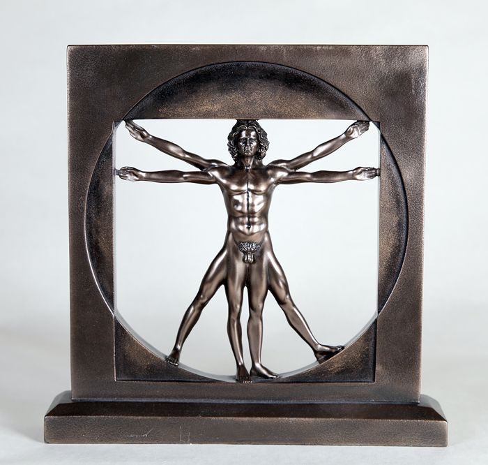 Bronzeskulptur des vitruvianischen Menschen nach Leonardo da Vinci - Darstellung der menschlichen Proportionen in Kreis und Quadrat auf einem Sockel.